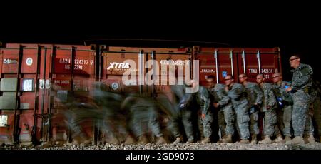 Soldats DE l'armée AMÉRICAINE (États-Unis), Charlie Company (C Co), 1er Bataillon (BN), 17e Régiment d'infanterie (1/17e), 172e Brigade de combat Stryker (SBCT), s'entraîner à empiler et à entrer dans une maison avant de se joindre à une attaque aérienne et terrestre en début de matinée avec des soldats de l'armée irakienne (IA), 2e BN, 2e Brigade, 2e division, 2e division, Contre les présumés abris des insurgés iraquiens à Mossoul, dans la province de Ninawa, en Iraq (IRQ), pendant l'opération LIBERTÉ IRAQUIENNE. (PHOTO USAF PAR TSGT JEREMY LOCK 060617-F-1644L-004) Banque D'Images