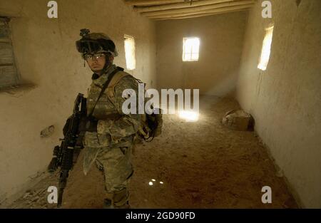 ARMÉE AMÉRICAINE (États-Unis) première classe privée Scott Starnes, Compagnie de police militaire (MP Co), 1re Brigade, 1re Division blindée (AD), participe à une patrouille de combat d'assaut aérien à Tall Afar, province de Ninawa (zone du désert d'Al-Jazeera), en Irak (IRQ), pendant l'opération LIBERTÉ IRAQUIENNE. (PHOTO USAF PAR SSGT AARON D. ALLMON II 060322-F-7823A-062) Banque D'Images
