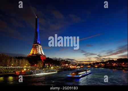 FRANCE, PARIS (75) 7ÈME ARRONDISSEMENT, TOUR EIFFEL ILLUMINÉE EN BLEU BLANC ROUGE À LA MÉMOIRE DES VICTIMES DU VENDREDI 13 NOVEMBRE 2015, FLUCTUAT Banque D'Images