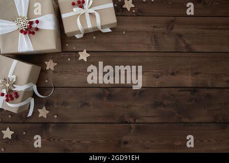 Fond de Noël avec bordure de boîtes-cadeaux sur fond de bois brun foncé Banque D'Images