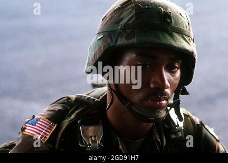 Sergent d'état-major Moorman, du 1er Bataillon, 509e infanterie, attend de monter à bord d'un avion. Moorman et son unité parachuteront dans les environs de David, au Panama, où ils mèneront des opérations à l'appui de l'opération juste cause. (Date exacte prise de vue inconnue) (photo USAF PAR MSGT KEN HAMMOND DF-ST-91-02656) Banque D'Images