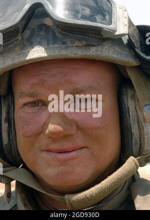 LE spécialiste (SPC) DE L'ARMÉE AMÉRICAINE (États-Unis), Joel Francis, affecté à la 43e Compagnie de génie du combat et attaché au 3e Régiment de cavalerie blindée, prend une pause après une longue journée d'exploitation d'un mouvement de combat blindé, en soutien à l'opération LIBERTÉ IRAQUIENNE. (PHOTO US NAVY PAR PH2 ROBERT M SCHALK 050628-N-5027S-115) Banque D'Images