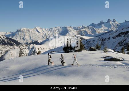 FRANCE. SAVOIE (73) PAYS DE LA MAURIENNE. LE DOMAINE SKIABLE DE SYBELLES. VILLAGE DE SAINT-SORLIN-D'ARVES. RAQUETTES DE SORTIE (EN ARRIÈRE-PLAN LES AIGUILLES D Banque D'Images