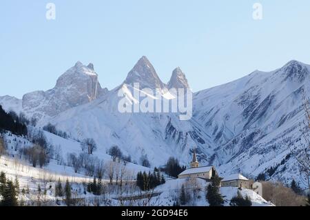 FRANCE. SAVOIE (73) PAYS DE LA MAURIENNE (DOMAINE SKIABLE DES SYBELLES). VILLAGE D'ALBIEZ-MONTROND. ÉGLISE DU HAMEAU DE MONTROND. EN ARRIÈRE-PLAN, LE Banque D'Images