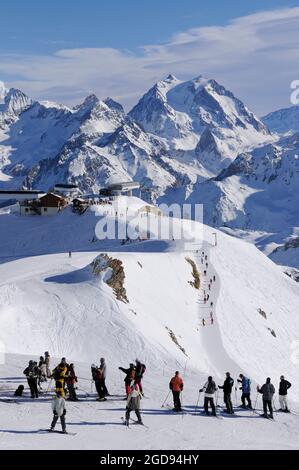 FRANCE, SAVOIE (73) VALLÉE DE LA TARENTAISE, DOMAINE SKIABLE DE TROIS VALLEES, MÉRIBEL ET COURCHEVEL, PISTES AU SOMMET DE LA SAULIRE ET VIZELLE, DANS LE BACKGROU Banque D'Images