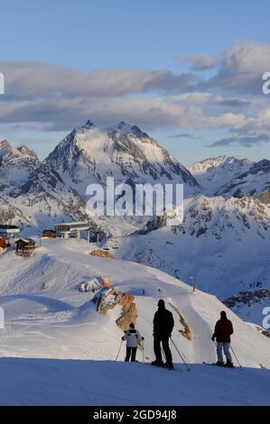 FRANCE, SAVOIE (73) VALLÉE DE LA TARENTAISE, DOMAINE SKIABLE DE TROIS VALLEES, MÉRIBEL ET COURCHEVEL, PISTES AU SOMMET DE LA SAULIRE ET VIZELLE, DANS LE BACKGROU Banque D'Images