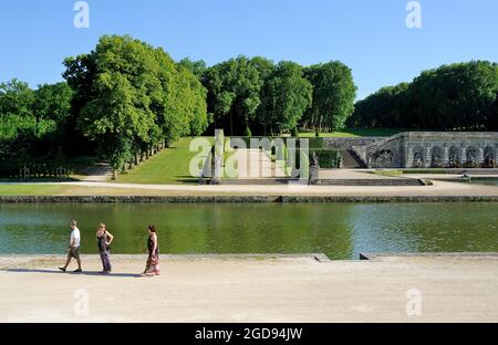 FRANCE, SEINE-ET-MARNE (77) CHÂTEAU DE VAUX-LE-VICOMTE, JARDIN FORMEL FRANÇAIS, GRAND CANAL ET GROTTE Banque D'Images