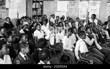 JOHANNESBURG, AFRIQUE DU SUD - 05 janvier 2021 : une échelle de gris d'élèves africains dans une classe d'école primaire à Johannesburg, Afrique du Sud Banque D'Images