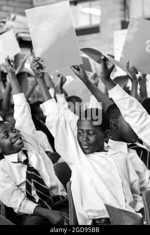 JOHANNESBURG, AFRIQUE DU SUD - 05 janvier 2021 : une échelle de gris d'élèves africains dans une classe d'école primaire à Johannesburg, Afrique du Sud Banque D'Images