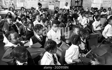 JOHANNESBURG, AFRIQUE DU SUD - 05 janvier 2021 : une échelle de gris d'élèves africains dans une classe d'école primaire à Johannesburg, Afrique du Sud Banque D'Images