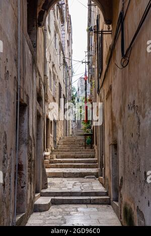 Ruelle de la vieille ville de Korcula, Croatie. Korcula est une ville historique fortifiée sur la côte est protégée de l'île de Korcula Banque D'Images