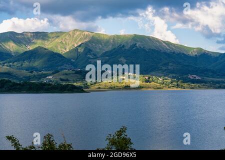 Lac de Campotosto dans les Abruzzes, Italie. Un immense lac artificiel à 1400 mètres au-dessus du niveau de la mer, au coeur des montagnes Appennini, province de l'AQ Banque D'Images