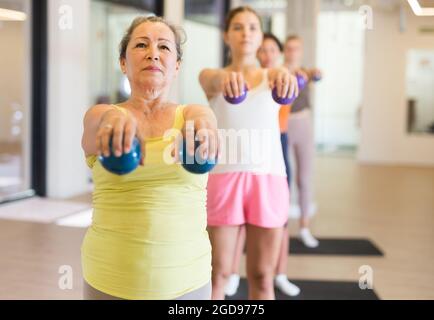 Aérobic pilate les femmes avec des balles de toning dans la rangée sur le cours de fitness Banque D'Images