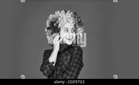Petite Fille Perruque Coloree Utilise Un Smartphone Positive Et Gaie Bonheur D Enfance Enfant Regardant Drole Dans Les Cheveux De Perruque Arc En Ciel Teinture De Cheveux Au Salon De Coiffure Enfant S Amuser Joyeux Anniversaire Petite Fille Perruque Coloree Utilise Un Smartphone Positive Et Gaie Bonheur D Enfance Enfant Regardant Drole Dans Les Cheveux De Perruque Arc En Ciel Teinture De Cheveux Au Salon De Coiffure Enfant S Amuser Joyeux Anniversaire