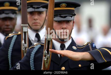 Les membres de l'équipe de forage du 3e Régiment d'infanterie (IR) (Old Guard) de l'armée américaine (USA) effectuent leurs mouvements de forage de précision au fort Eustis, en Virginie (va), pendant le festival Super Day 2006. Le festival Super Day est l'occasion de témoigner de l'appréciation aux soldats, à la famille, aux amis et à la main-d'œuvre civile de la communauté de fort Eustis. (PHOTO US NAVY PAR MC2(AW/SW) JUSTIN K. THOMAS 060811-N-5555T-002) Banque D'Images