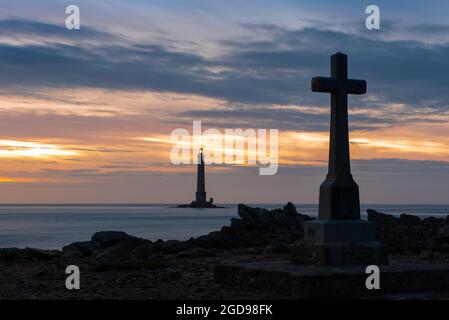 Le phare de la Hague, ou phare de Goury, au large du cap de la Hague, France, Manche, printemps Banque D'Images