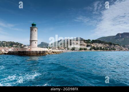 Phare à l'entrée du port de Cassis, France, été Banque D'Images
