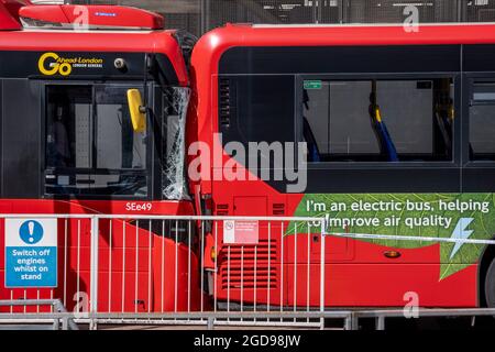 Les suites d'une collision de deux autobus, au cours de laquelle une jeune femme de la trentaine a été tuée et deux autres blessées, à Victoria Station, le 10 août 2021, à Londres, en Angleterre. Banque D'Images