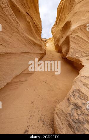 Tunnel dans des canyons de roches de grès, Barranco de los Encantados ou de los Enamorados, Fuerteventura, îles Canaries, Espagne Banque D'Images