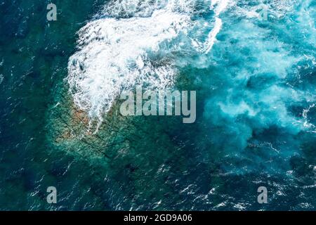 De grandes vagues de la mer agitée s'écrasant sur des rochers d'en haut Banque D'Images