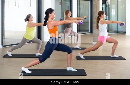 Les femmes sportives faisant des exercices avec des boules pilates pendant l'entraînement de groupe Banque D'Images