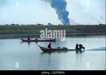 Al-Chibayish, Irak. 1er novembre 2018 pêcheurs arabes de marais sur l'Euphrate près d'Al-Chibayish dans le sud de l'Irak, un mode de vie traditionnel sous Banque D'Images