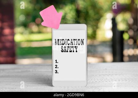 Affiche indiquant la sécurité des médicaments. Concept Internet la liberté de nuire évitable avec l'utilisation de médicaments Résumé photographie de smartphone d'extérieur Banque D'Images