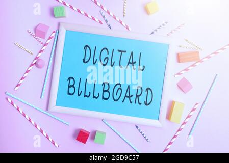 Panneau d'affichage numérique à la main. Panneau publicitaire de concept d'Internet qui affiche des images numériques pour la publicité coloré Party invitation Designs Bright Banque D'Images