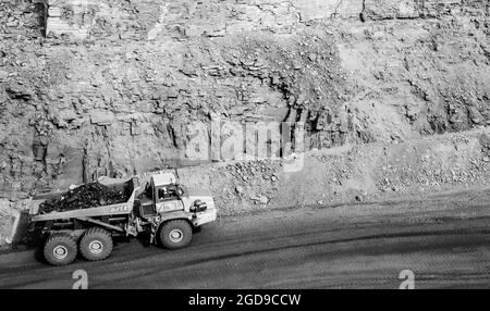 JOHANNESBURG, AFRIQUE DU SUD - 06 janvier 2021 : photo en échelle de gris d'un énorme camion à benne basculante utilisé pour l'exploitation minière du manganèse à Johannesburg, Afrique du Sud Banque D'Images