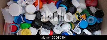 Gros plan de nombreux bouchons de bouteilles en plastique collectés pour recyclage. Banque D'Images