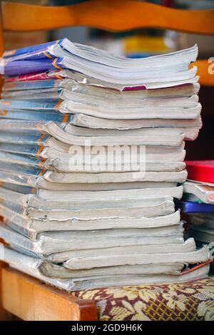 Piles de vieux livres sur une chaise dans la bibliothèque. Mise au point sélective Banque D'Images