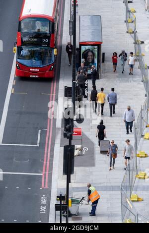 Vu de l'altitude de Marble Arch Mound, les piétons marchent le long de l'extrémité sud de Edgeware Road, le 11 août 2021, à Londres, en Angleterre. Banque D'Images