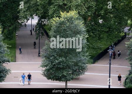 Vu depuis l'altitude de Marble Arch Mound, les utilisateurs du parc traversent Speakers Corner à l'angle nord-est de Hyde Park, le 11 août 2021, à Londres, en Angleterre. Banque D'Images