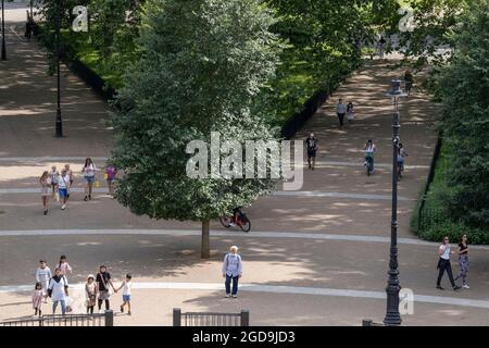 Vu depuis l'altitude de Marble Arch Mound, les utilisateurs du parc traversent Speakers Corner à l'angle nord-est de Hyde Park, le 11 août 2021, à Londres, en Angleterre. Banque D'Images