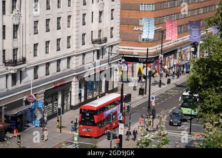 Vu depuis l'altitude de Marble Arch Mound, la circulation et les bus longent Oxford Street, où les acheteurs marchent sur la chaussée, le 11 août 2021, à Londres, en Angleterre. Banque D'Images