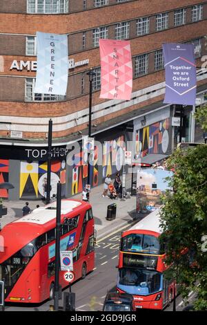 Vu depuis l'altitude de Marble Arch Mound, la circulation et les bus longent Oxford Street, où les acheteurs marchent sur la chaussée, le 11 août 2021, à Londres, en Angleterre. Banque D'Images