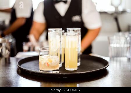 Sangria et boissons non alcoolisées sur un plateau au bar Banque D'Images