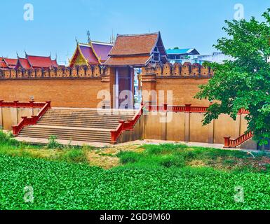 L'architecture étonnante de la porte médiévale préservée de Pratu Thanang avec mur de la ville en brique et les plantes de jacinthe d'eau verdoyante sur le fleuve Kuang dans le Banque D'Images