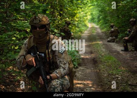 Une équipe lettone de contrôleurs d'attaque de terminal conjoint participe à un exercice à la carrière Carmeuse Lime and Stone, Rogers City, Michigan, le 4 août 2021, Dans le cadre de la grève du Nord 21-2. Northern Strike est un exercice multinational, multicomposante et de forces communes, conçu pour renforcer la préparation et l'interopérabilité avec les forces de la coalition afin de combattre et de gagner. Northern Strike, le plus important et le plus long exercice de la Garde nationale du Michigan conçu pour valider l’état de préparation de la force de réserve conjointe, a lieu du 31 juillet 2021 au 14 août 2021 au Centre national de lutte contre la guerre de tous les domaines. Le spa NADWC Banque D'Images