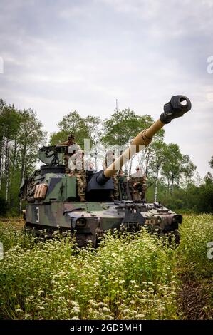 Membres de l'équipage de canon de l'armée américaine Sgt. Adam Brenner, chef de section Howitzer, Sgt. Dylan Istre, un tireur, Private Isaiah Powers, un canonnier, Spécialiste Aidan Hedrick, Un chauffeur, tous du 1er Bataillon, 201st Field Artillery Regiment, de la Garde nationale de l'Armée de Virginie-Occidentale, est assis sur un Howitzer automoteur M109A6 Paladin pendant la grève du Nord 21 au Camp Grayling joint Sill Training Centre, Grayling (Michigan), le 9 août 2021. La grève du Nord est un exercice multicomposante, multinational, qui vise à renforcer la préparation et l'interopérabilité avec les forces de la coalition pour lutter Banque D'Images