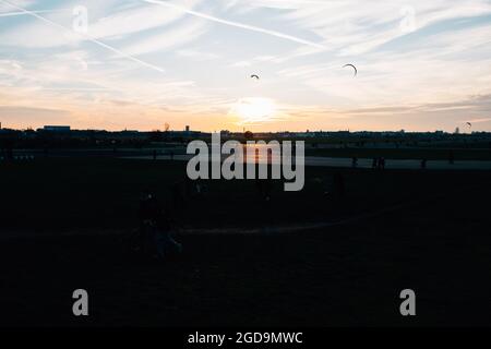 Magnifique vue sur le parc au coucher du soleil, plein de gens qui s'amusent à l'extérieur Banque D'Images