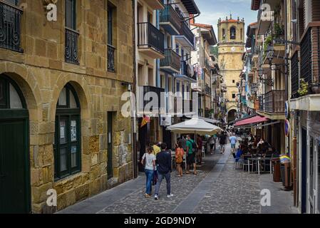 Getaria, Espagne - 25 juillet 2021: Touristes et dîners sur Kale Nagusia Kalea dans la vieille ville de Getaria, pays Basque, Espagne Banque D'Images