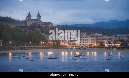 San Sebastian, Espagne - 25 juillet 2021 : vues en soirée du diocèse de Seminario et de la baie de la Conca Banque D'Images