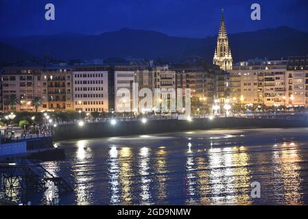 Saint-Sébastien, Espagne - 25 juillet 2021 : vue en soirée sur la cathédrale du Pastor de Buen et la baie de la Concha Banque D'Images