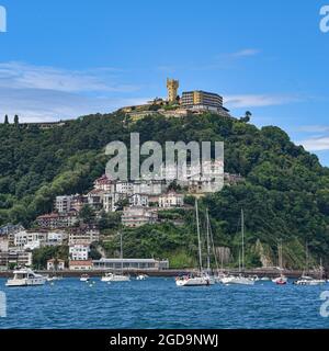 San Sebastian, Espagne - 2 août 2021 : vue sur Monte Igueldo depuis la baie de la Concha Banque D'Images