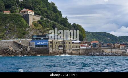 San Sebastian, Espagne - 2 août 2021 : vue sur l'aquarium, les murs du port et le port de plaisance de la baie de la Concha Banque D'Images