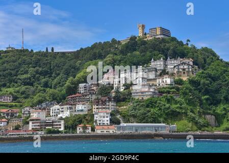 San Sebastian, Espagne - 2 août 2021 : vue sur Monte Igueldo depuis la baie de la Concha Banque D'Images