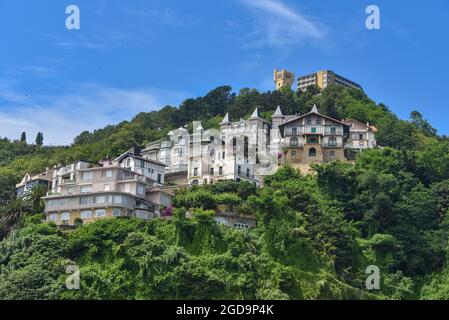 San Sebastian, Espagne - 2 août 2021 : vue sur Monte Igueldo depuis la baie de la Concha Banque D'Images