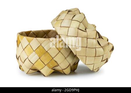 Vieux contenant de feuilles de palmier à sucre tissé pour le riz gluant à la vapeur (emballage naturel artisanal) en Thaïlande appelé Kratib sur fond blanc Banque D'Images