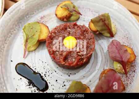 Steak de bœuf tartare avec œuf de caille au restaurant Banque D'Images